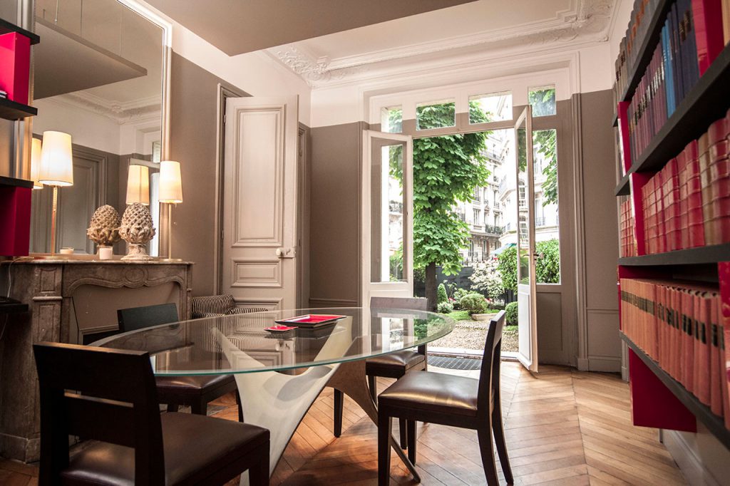 Salle de réunion du cabinet, ouverte sur le jardin