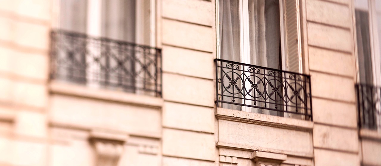 Balcon en fer forgé de l'immeuble du cabinet, rue Edmond About à Paris
